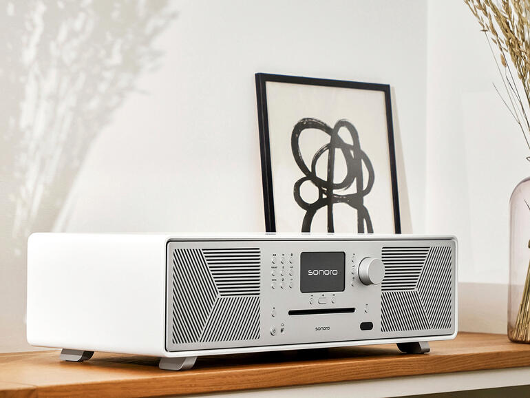Weisses Mattlack-Finish Weißes Matt MEISTERSTÜCK Gen.2-Radio auf modernem Regal.