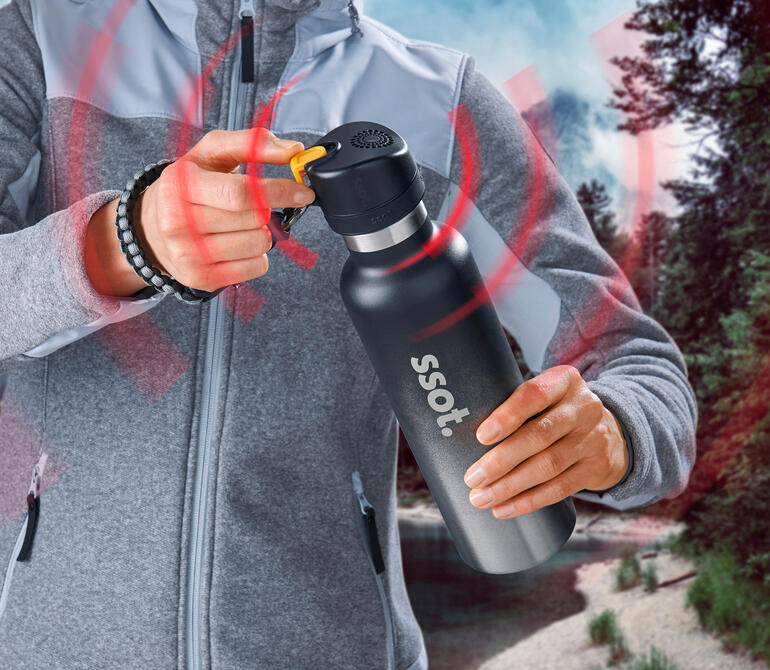 Mann benutzt eine Survival-Trinkflasche im Freien.