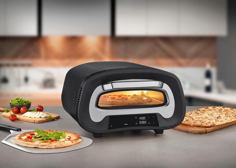 430 °C Pizzaofen auf einer Arbeitsfläche, umgeben von Zutaten