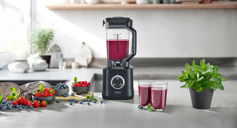 2.000-W-Powermixer mit frischen Zutaten auf der Küchentheke.