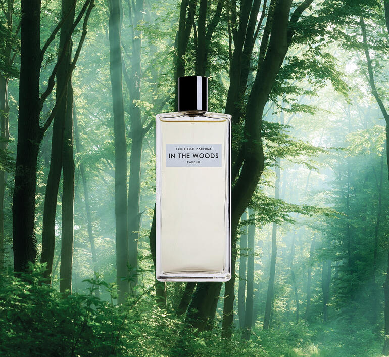 Flasche In the Woods Eau de Parfum vor einer bewaldeten Kulisse.