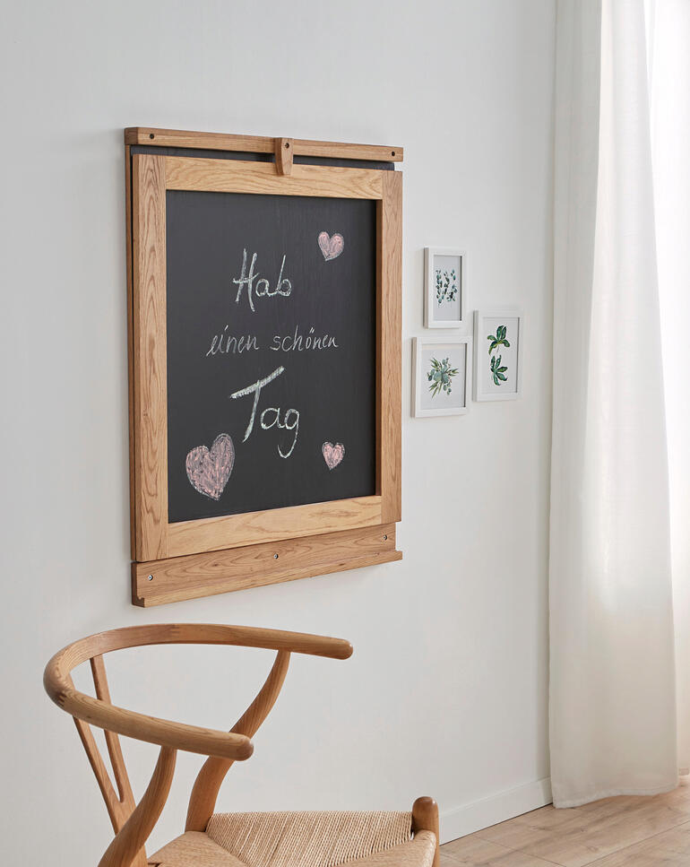 Hochgeklappt ein vielseitiges Memoboard für To-do-Listen, Termine, liebe Grüsse, ... Wand-Klapptisch mit Tafel und Kreidetafel für Notizen.