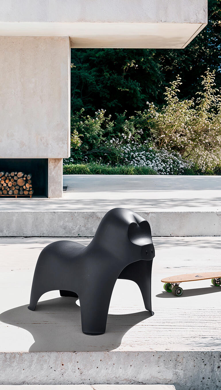 Le tabouret gorille durable attirera également l’attention en extérieur. Schwarzer Gorilla-Hocker steht auf einer Terrasse neben Skateboard.