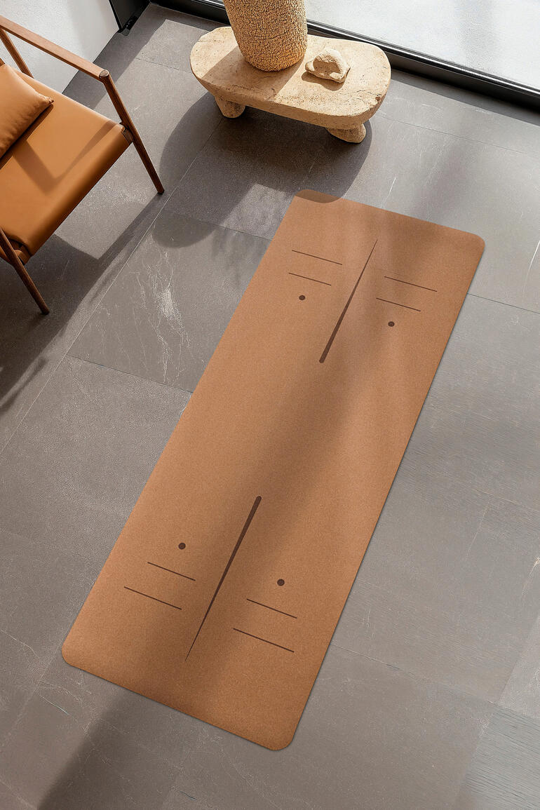 Yogamatte liegt auf dem Boden, mit zwei Linien für Positionierung.