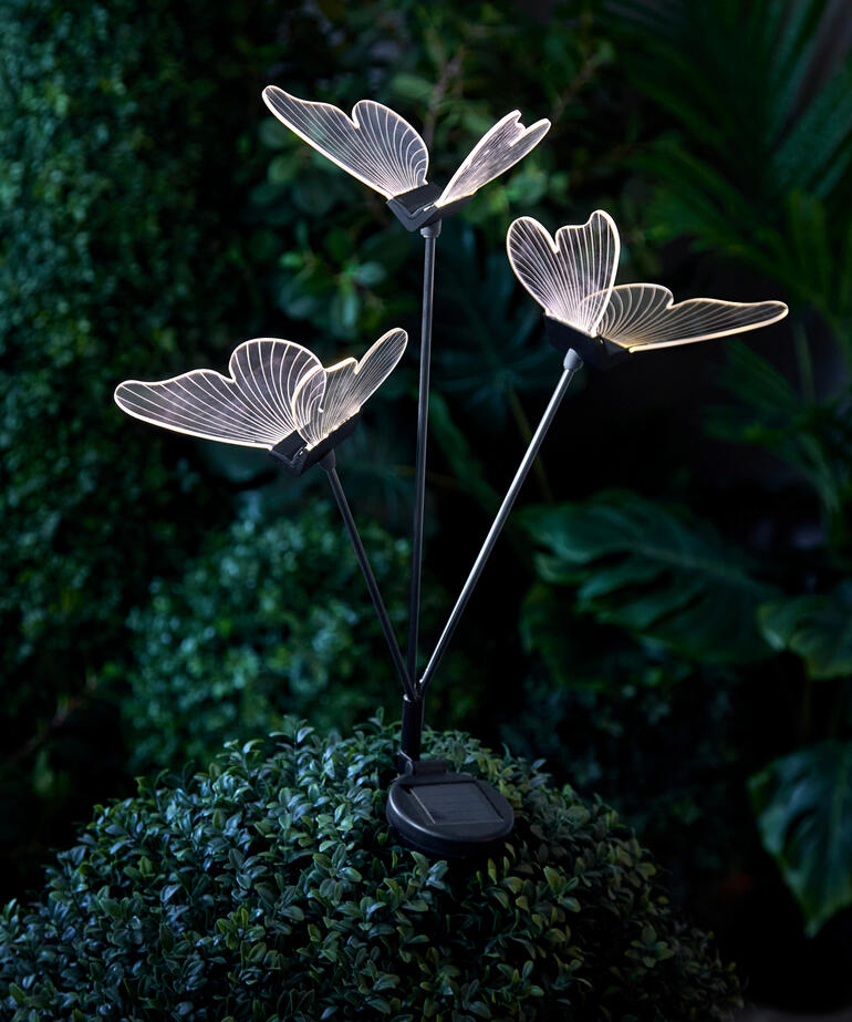 Gartenstecker mit LED-Schmetterlingen in leuchtendem Design.