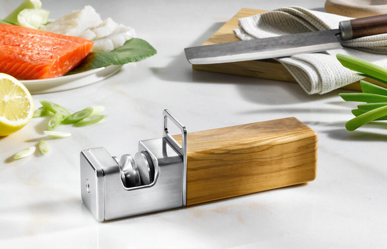 Design-Rollschleifer mit Holzgriff und frischem Lachs