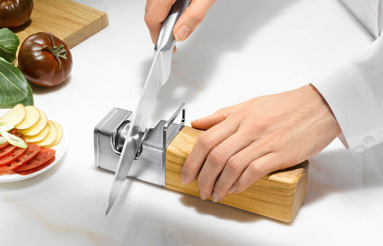 Im 15-17°-Winkel erhalten Sie einen gleichmässigen, scharfen und stabilen Schliff. Hand beim Schneiden mit einem Design-Rollschleifer