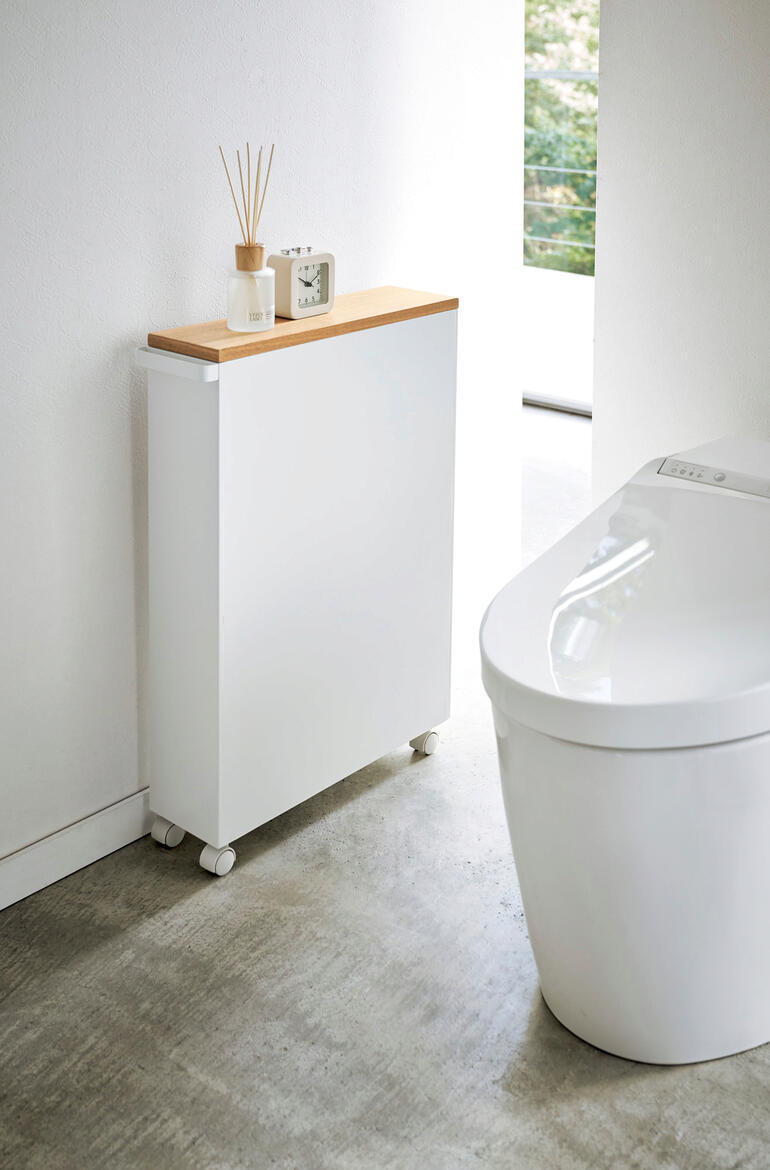 Moderner WC-Schrank in Weiß mit Holzoberfläche