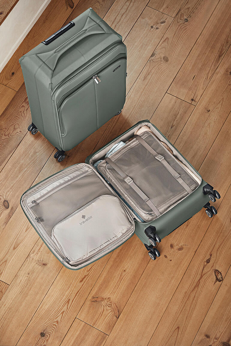 Offener Travelite Trolley mit Innentaschen aus der Vogelperspektive.