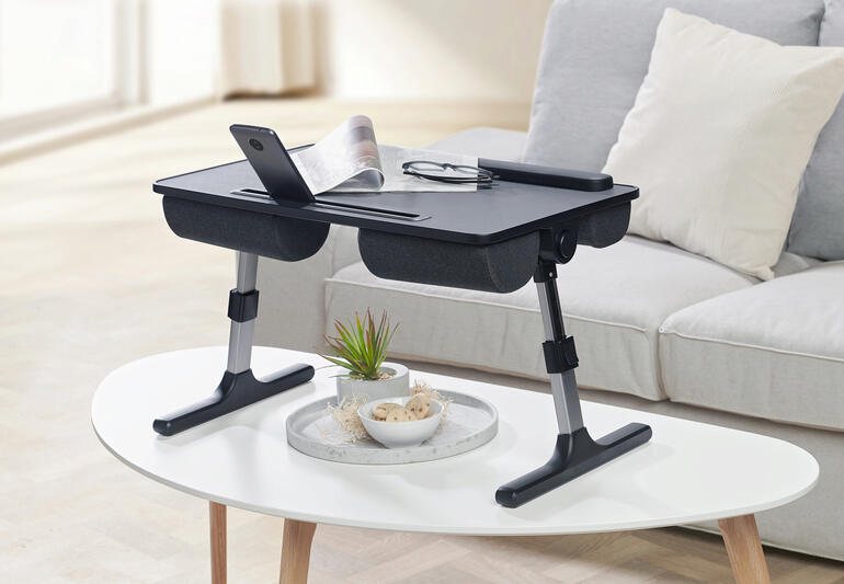 2-in-1 Laptopkissen als Tisch in Verwendung, mit Smartphone und Brille.