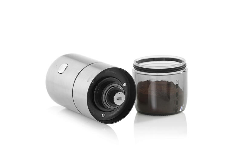 Je Mahlgang Bohnen für bis zu 5 Tassen (abhängig von Tassengrösse und Kaffeestärke). Akku-Kaffeemühle aus Edelstahl mit transparentem Behälter.