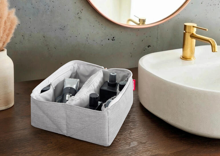 2-in-1 Reisenecessaire in grau mit Toilettenartikeln.