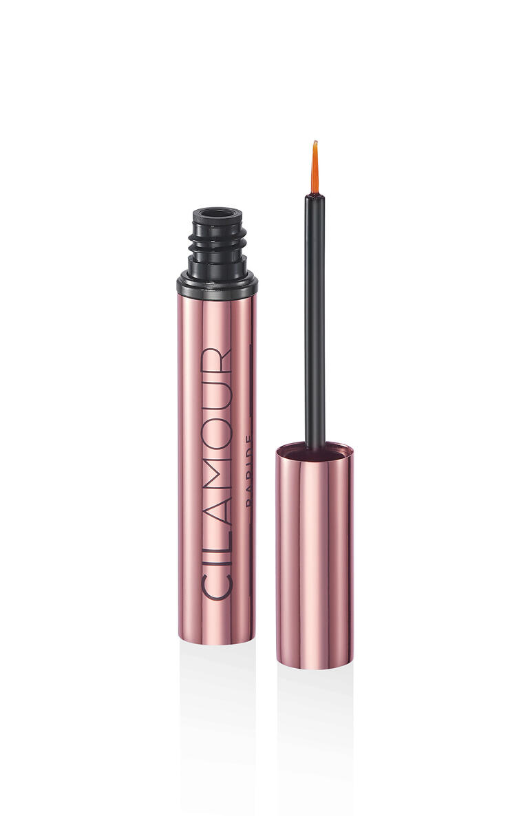 CILAMOUR RAPIDE Wimpernserum in einer Hand.