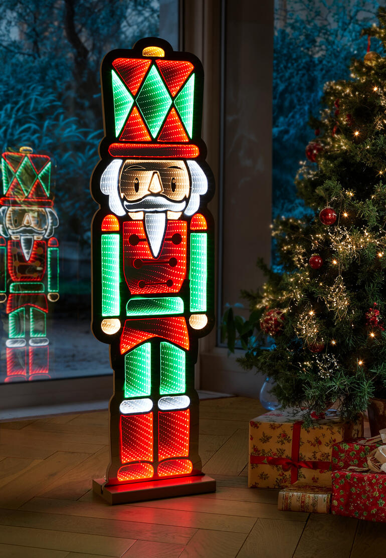 LED-Skulptur eines Nussknackers mit bunten Lichtern.