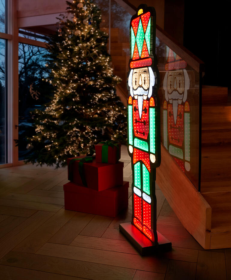 Spiegelt Tiefenwirkung vor. Ist in Wahrheit aber nur 1,5 cm flach. LED-Skulptur eines Nussknackers vor einem Weihnachtsbaum.