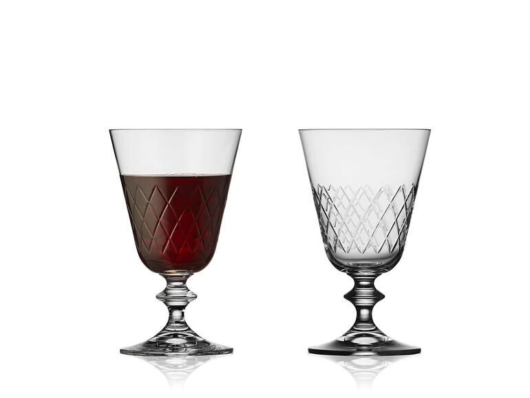 Rotwein Glas, 2er-Set Zwei Lyngby Eaton-Kristallgläser mit rotem Getränk und klarem Wasser.