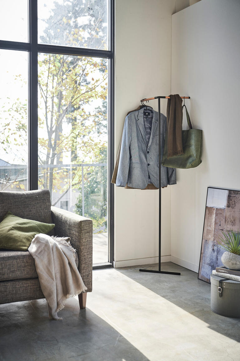 Eckgarderobe mit Jacken in einem modernen Raum