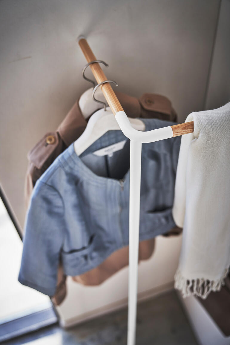 Jede Zimmerecke optimal genutzt – ohne Montage einfach an die Wand gelehnt. Detailansicht einer Garderobe mit Jacke und Schal