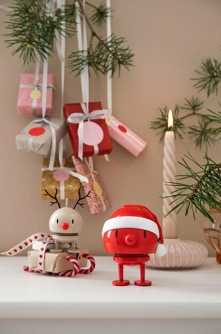 Hoptimist Schneemann in der Weihnachtsdekoration mit Geschenken.
