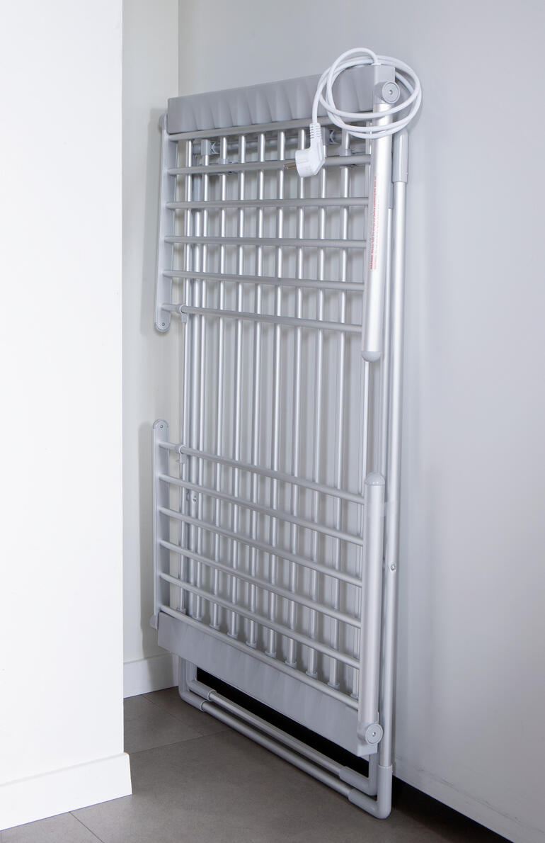 Zusammengeklappter elektrischer Wäscheständer XXL in einer Ecke