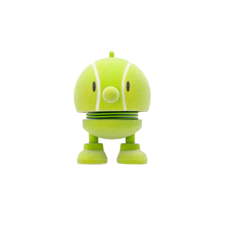 Grüne Hoptimist Figur im Tennisball-Design auf weißem Hintergrund.
