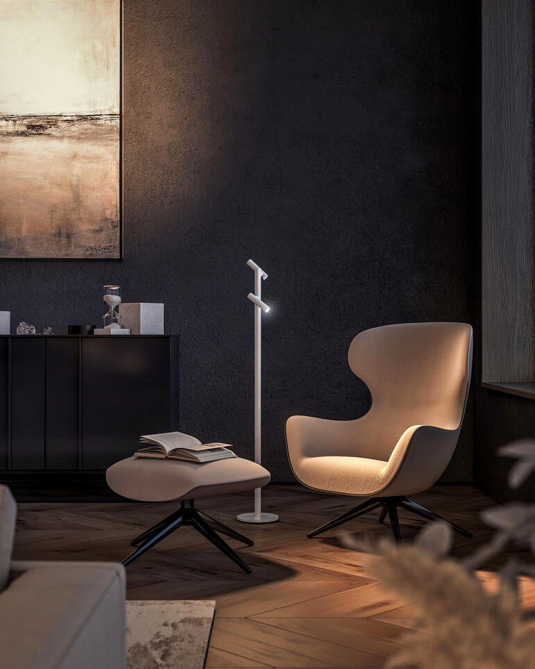 Moderne Stehleuchte Taschenlampe im Wohnzimmer mit gemütlicher Beleuchtung.