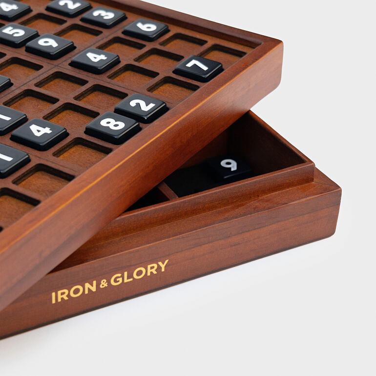 Die edle Holz-Variante des beliebten Spieleklassikers. Inkl. Sortiermöglichkeit. Geöffnetes Sudoku Deluxe mit schwarz-weißen Zahlen in einem Holzrahmen
