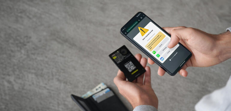 Per „Wo ist“/“Mein Gerät finden“-App auf Ihrem Smartphone weltweit zu orten. Handy zeigt eine Warnung mit AirCard Pro Apple