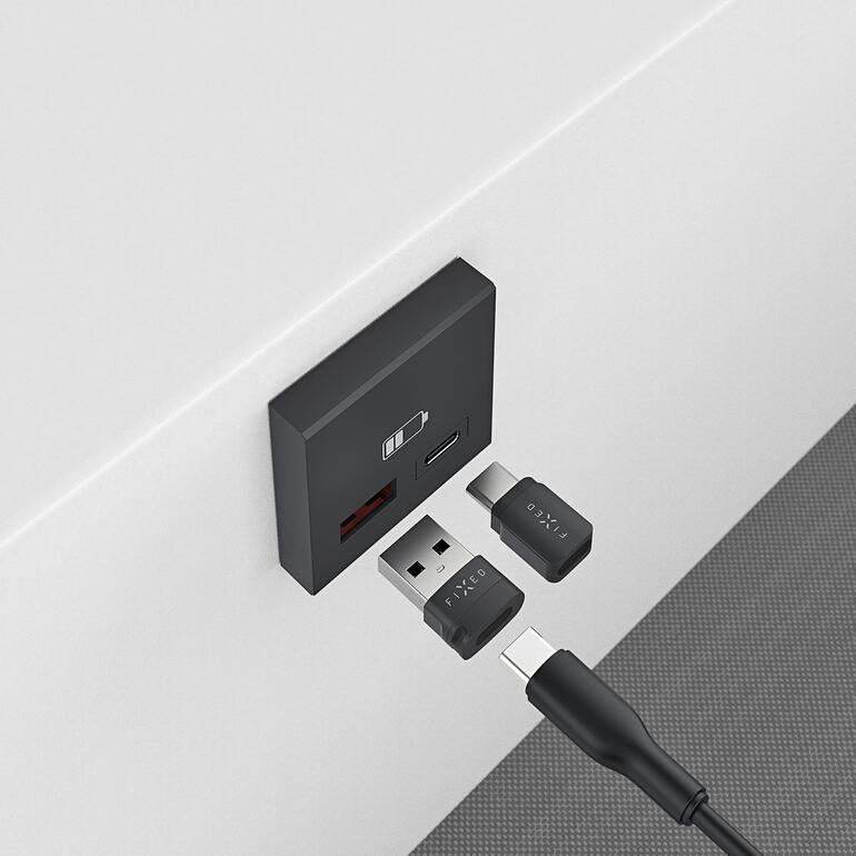 USB-Data-Blocker in Steckdose mit zwei Anschlüssen.