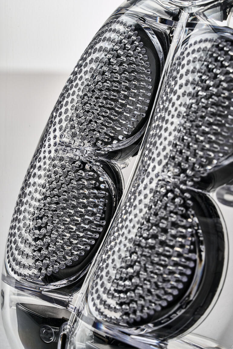 Detailaufnahme der Lautsprecheroberfläche des Hundes.