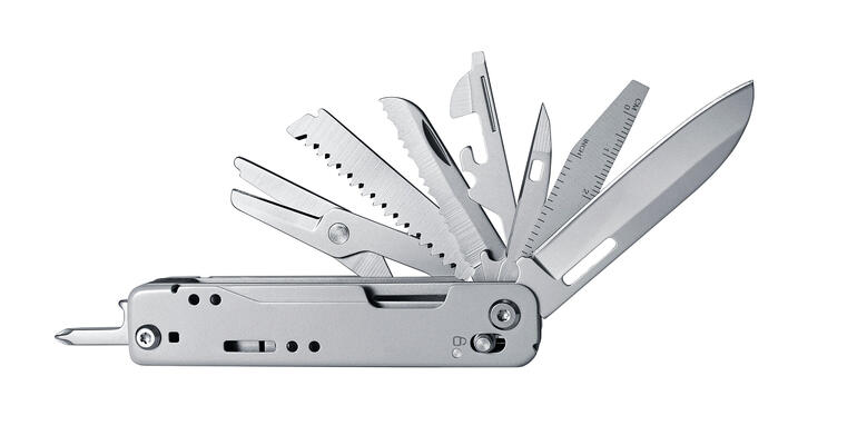 Kompaktes Multitool 12-in-1 mit verschiedenen Werkzeugen ausgeklappt.