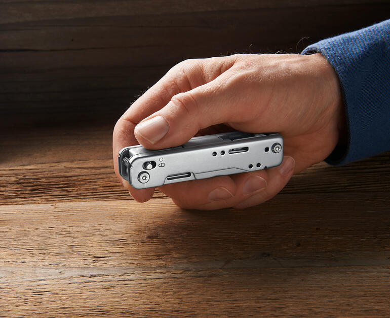 12-in-1 Multitool Hand hält kompaktes Multitool 12-in-1 mit geschlossenen Werkzeugen.