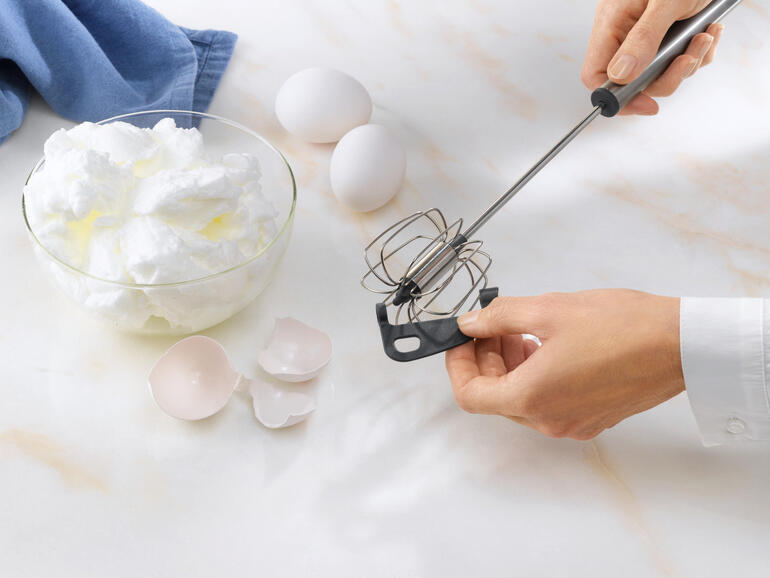 Halbautomatischer Schneebesen bei der Zubereitung von Eischnee