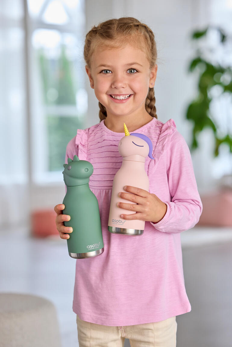 Mädchen hält zwei Tier-Wasserflaschen, eine Drachen und eine Einhorn