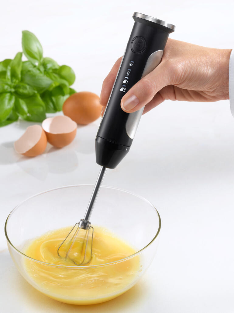 Akku Milchaufschäumer bei der Zubereitung von Eiern