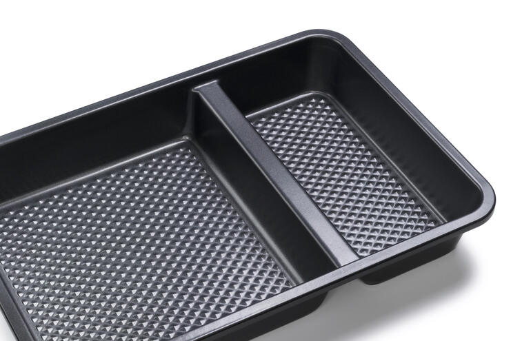 Zwei-geteilte Ofenform ohne Inhalt auf weißem Hintergrund