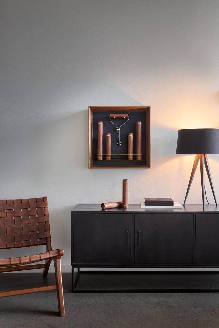 Design-Werkset präsentiert auf einem stilvollen Sideboard mit Dekoration.