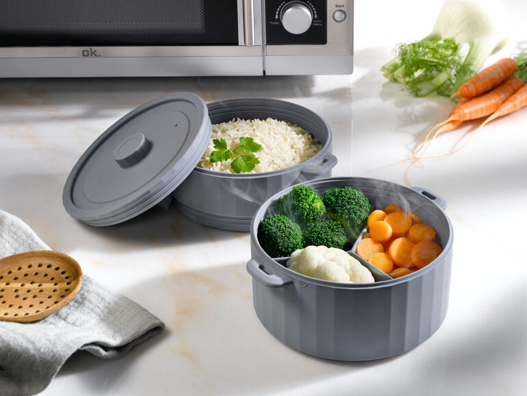 Doppelstöckiger Dampfgarer mit Gemüse und Reis in grauer Schüssel.