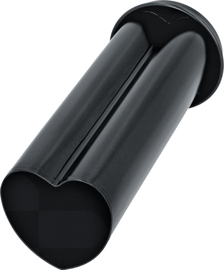 Einzelne Backröhre in Herzform für Partybrot auf weißem Hintergrund.