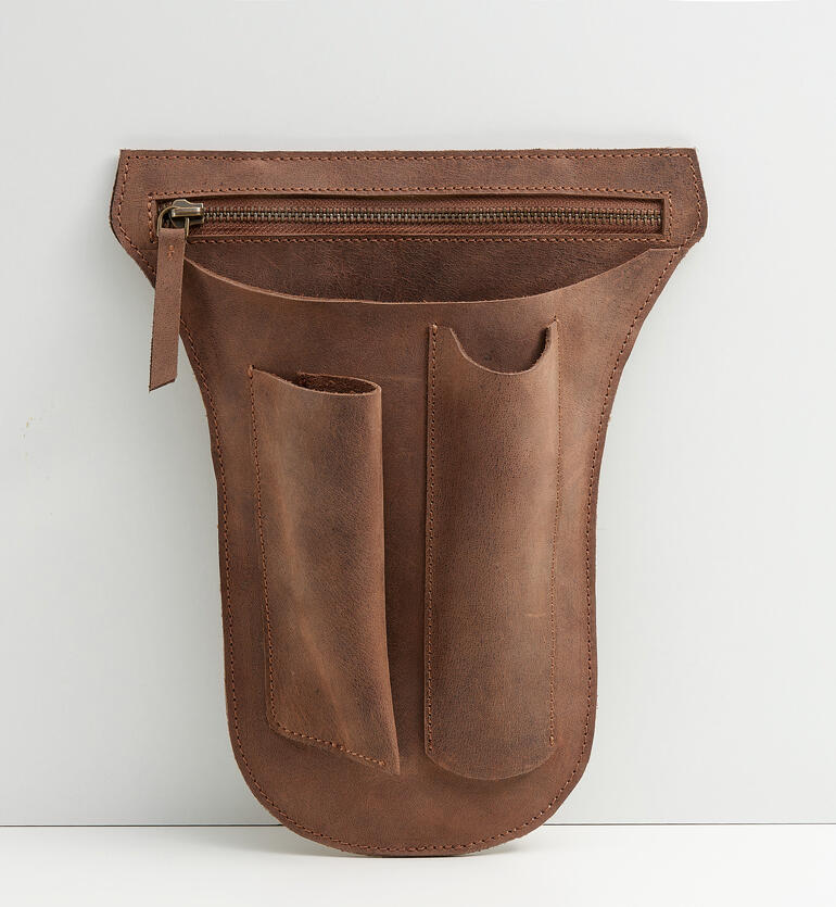 Braune Werkzeug-Gürteltasche aus Büffelleder mit mehreren Taschen auf grauem Hintergrund.