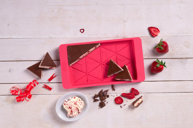 Silikonform in Form von Schokolade mit Herzen und Erdbeeren.