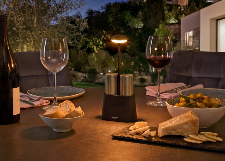 Pfeffer- und Salzlampe auf einem Tisch bei Abenddämmerung