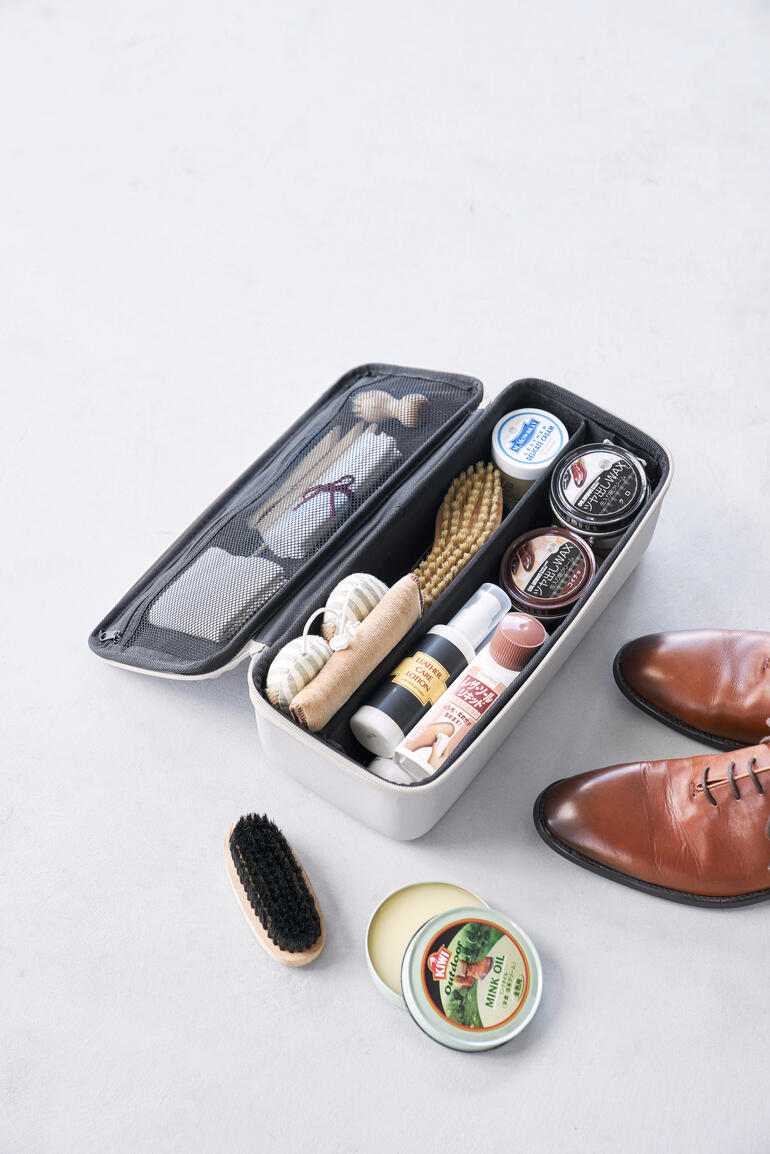 Hellgraue Tool-Box mit Inhalt auf einem neutralen Hintergrund.