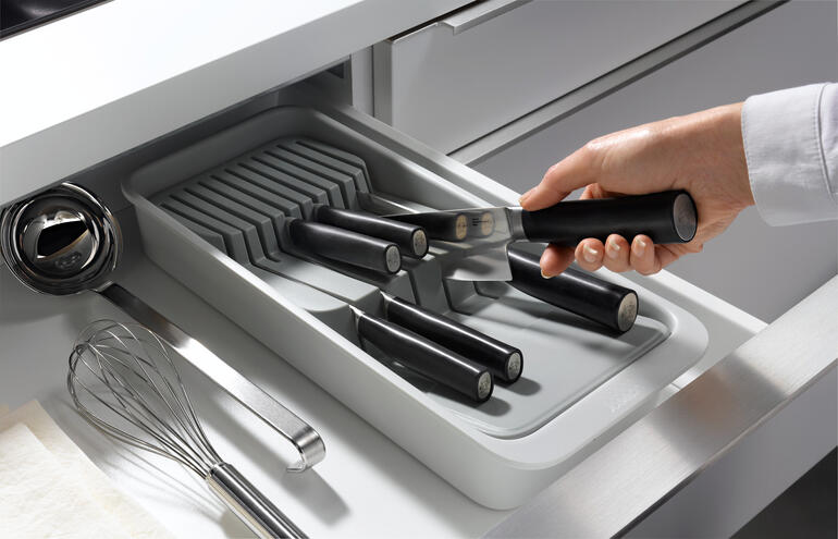 Kompakter Messer-Organizer mit verschiedenen Küchenmessern.