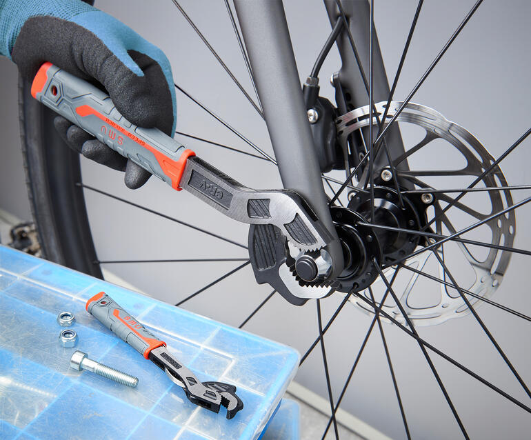 Schnellspann-Schlüssel wird beim Anziehen eines Heizkörperventils verwendet.