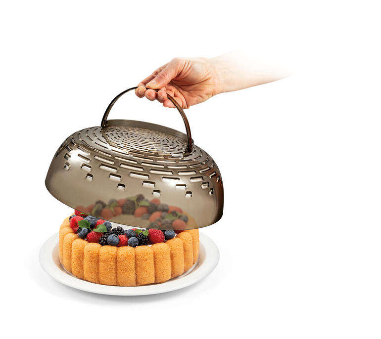 Hand hebt einen abnehmbaren Deckel von einer 3 in 1 Schale mit Früchten