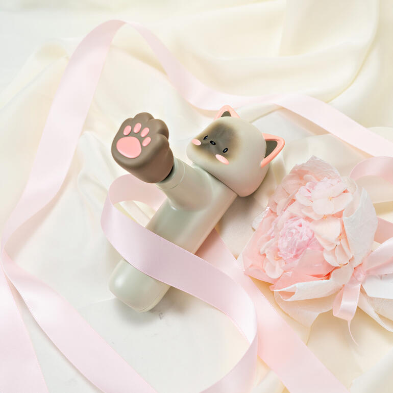 Hasen-Massagegerät umwickelt mit zarter rosa Schleife um eine Blüte.