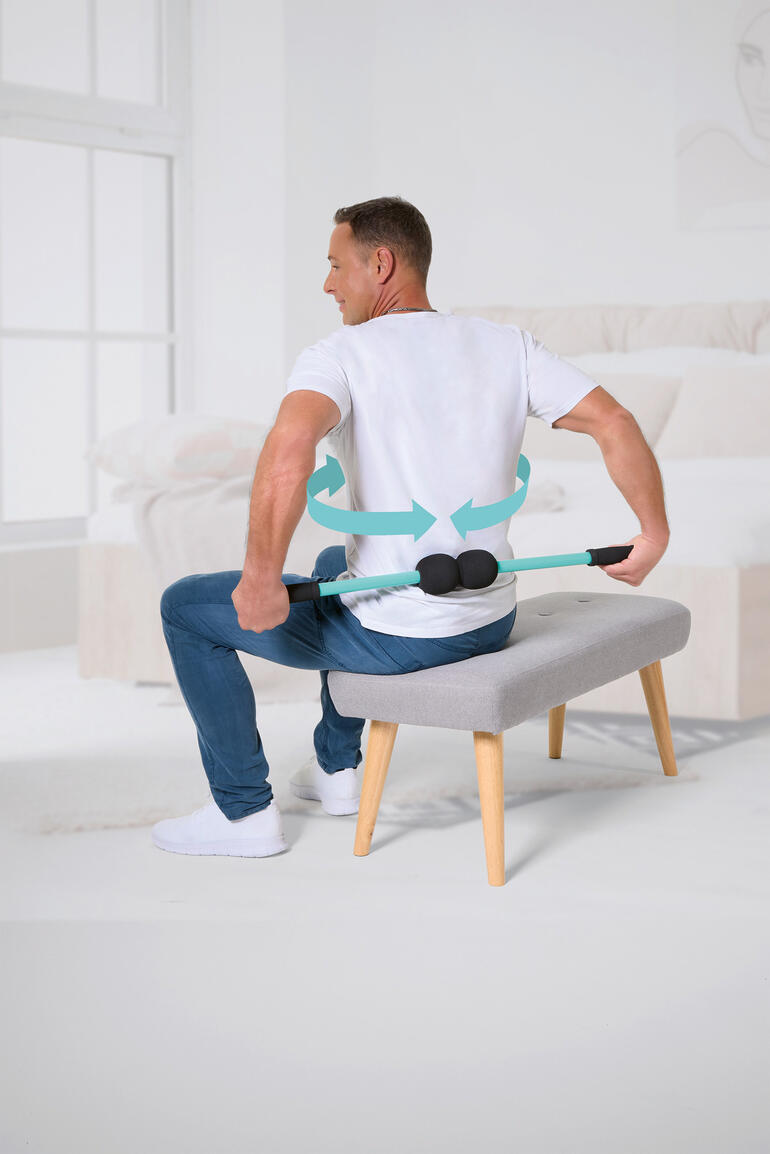 Mann verwendet einen Wirbelsäulen-Trainingsstab auf einer Bank.