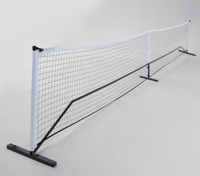 Pickleball-Netz auf grauem Hintergrund.
