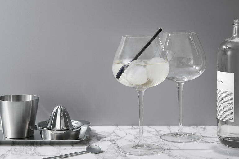 Zwei elegante Glas-Gingläser auf einem Marmor-untergrund